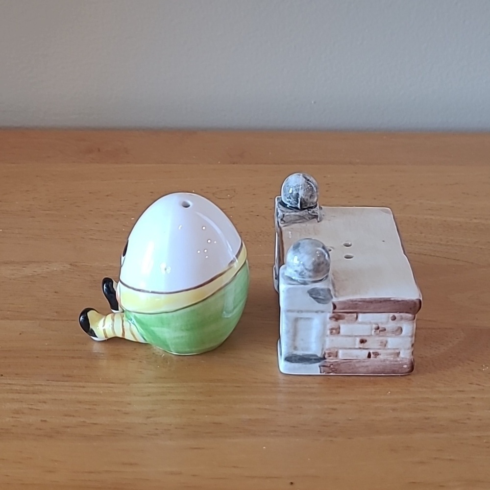 VINTAGE Ceramic Humpty Dumpty Egg Sitting On A Wall Salt And Pepper Shaker Set - Picture 9 of 16